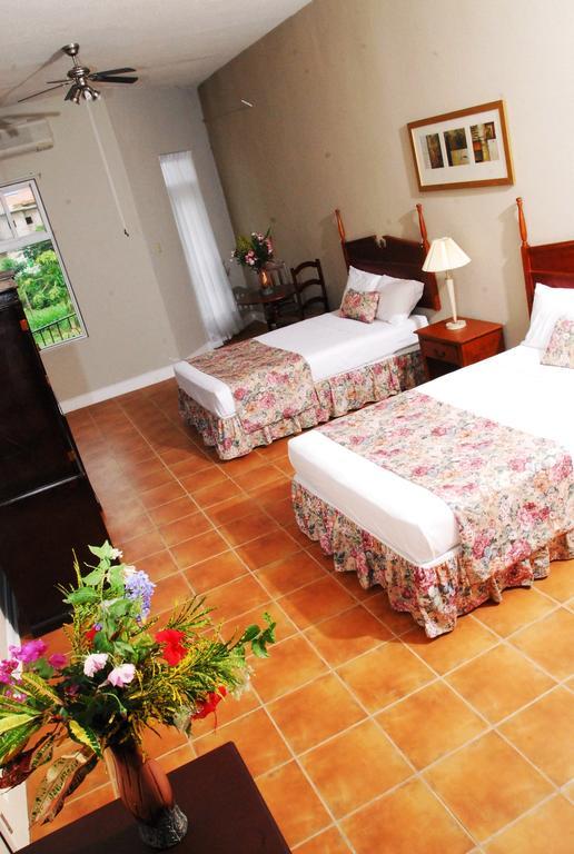Guest House Villa Mishkan Runaway Bay Kamer foto