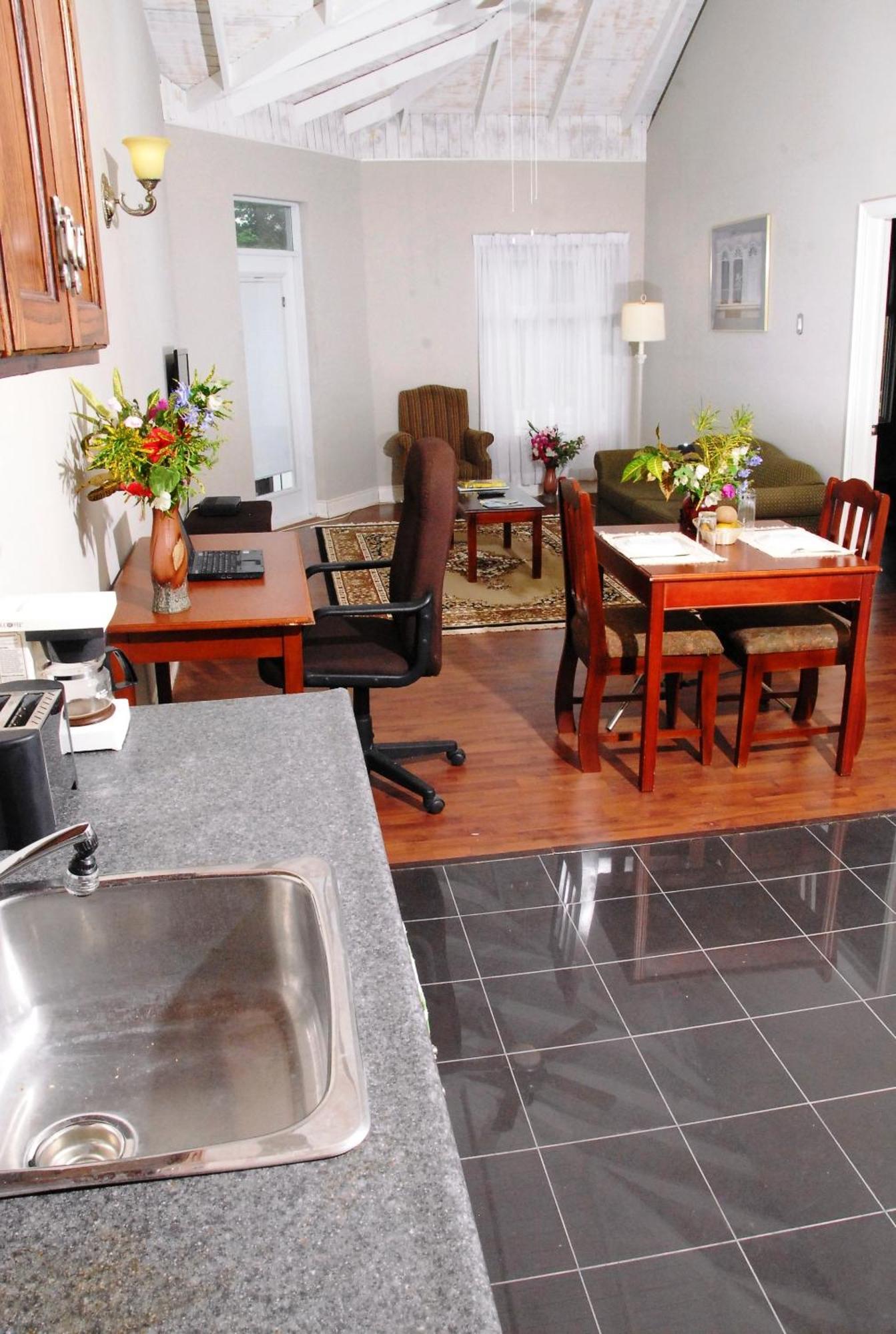 Guest House Villa Mishkan Runaway Bay Buitenkant foto