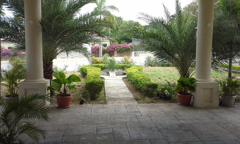 Guest House Villa Mishkan Runaway Bay Buitenkant foto