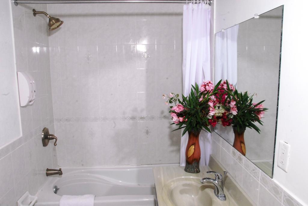 Guest House Villa Mishkan Runaway Bay Buitenkant foto